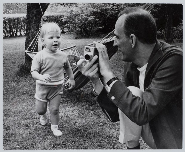 Black & white portrait of Ingmar Bergman playing with his son Daniel, photographed by Lennart Nilsson in 1963. © Lennart Nilsson.