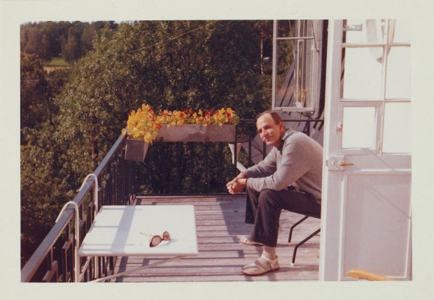 Color portrait of Ingmar Bergman sitting on a balcony, unknown photographer (possibly his wife Käbi Laretei), 1960s